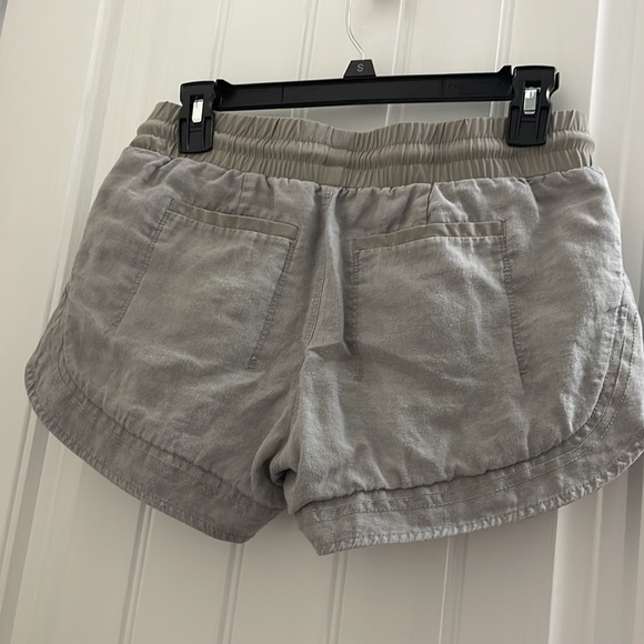 Gorgeous Athleta size 0 women's shorts. - Picture 4 of 6